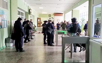 В коридоре Пермского государственного национального исследовательского университета на улице Генкеля, где неизвестный устроил стрельбу в одном из корпусов.