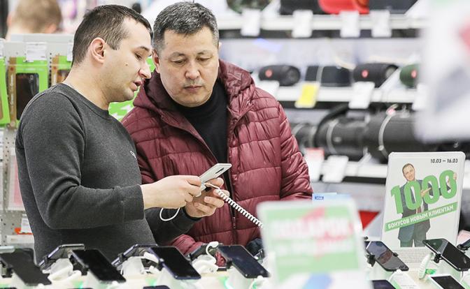От чего стоит отказаться при покупке телефона, рассказал эксперт