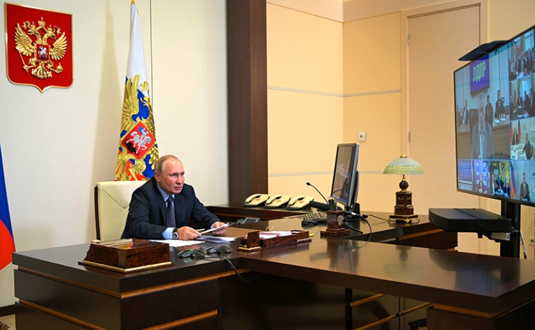 На фото: президент России Владимир Путин во время встречи с руководством политических партий РФ в резиденции Ново-Огарево.
