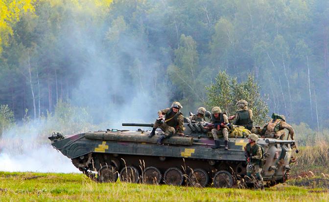 На фото: во время украинско-американских командно-штабных учений Rapid Trident-2017 во Львовской области на территории Международного центра миротворчества и безопасности Национальной академии сухопутных войск имени гетмана Петра Сагайдачного.