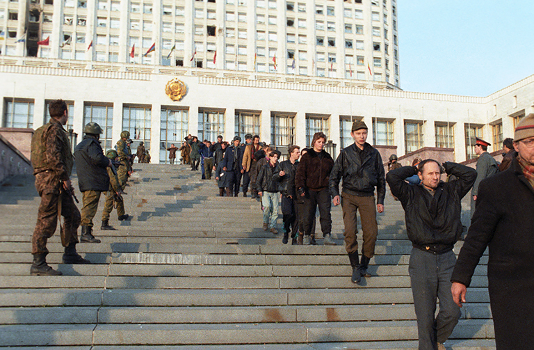 На фото: сторонники Р. Хасбулатова и А. Руцкого во время сдачи правительственным войскам.