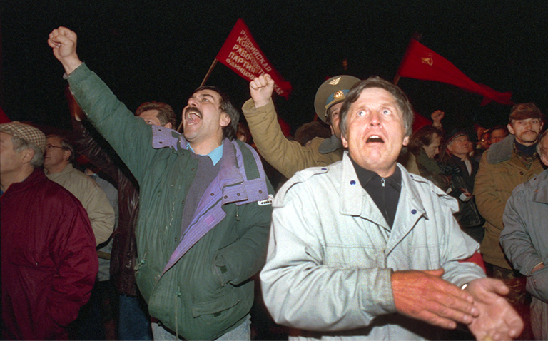 На фото: в ночь на 22 сентября на площади Свободной России перед зданием Советов РФ собрались москвичи в ответ на телевизионное обращение президента Бориса Ельцина к гражданам России.