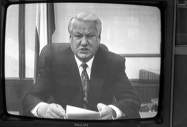 На фото: президент России Борис Николаевич Ельцин во время выступления по телевидению.