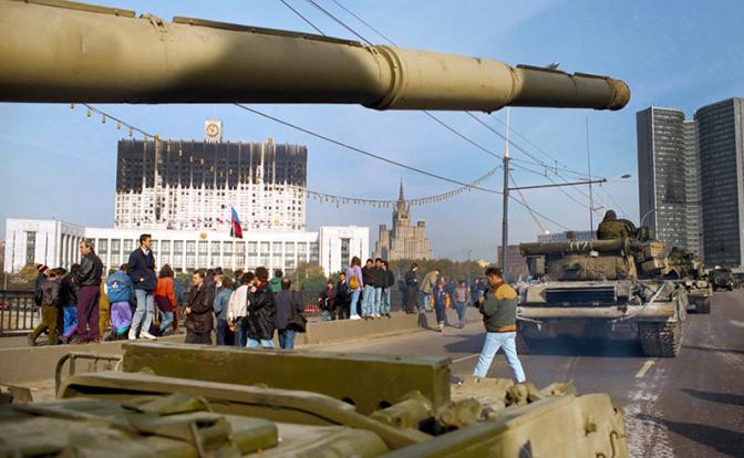На фото: танки на Ново-Арбатском мосту в Москве, 1993 год.