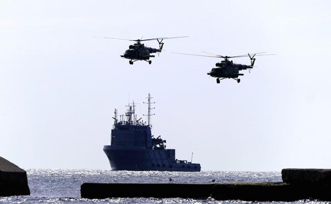 На фото: корабль и два вертолета ВМС Украины.