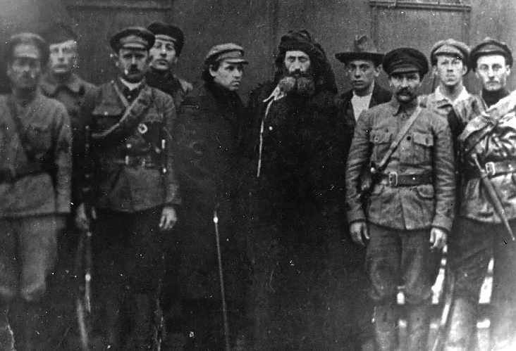 На фото (в центре): Нестор Александрович Каландаришвили