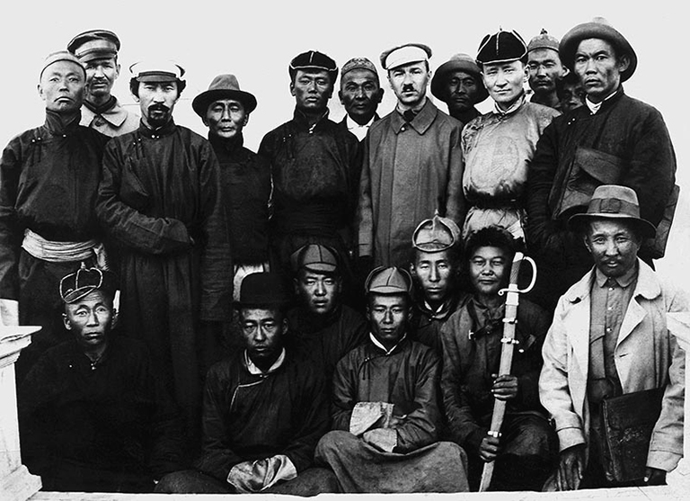 На фото: монгольские революционеры, среди которых (седьмой слева) Б. З. Шумяцкий.
