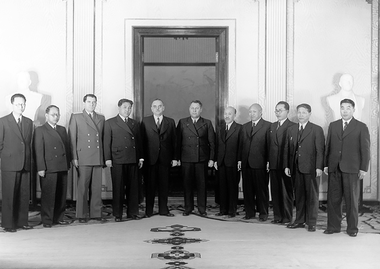 Sur la photo: la délégation du parti-gouvernement coréen dirigée par le président du Cabinet des ministres de la RPDC Kim Il Sung lors d’une réception au président du Présidium du Soviet suprême de l’URSS Nikolai Shvernik, 1949.