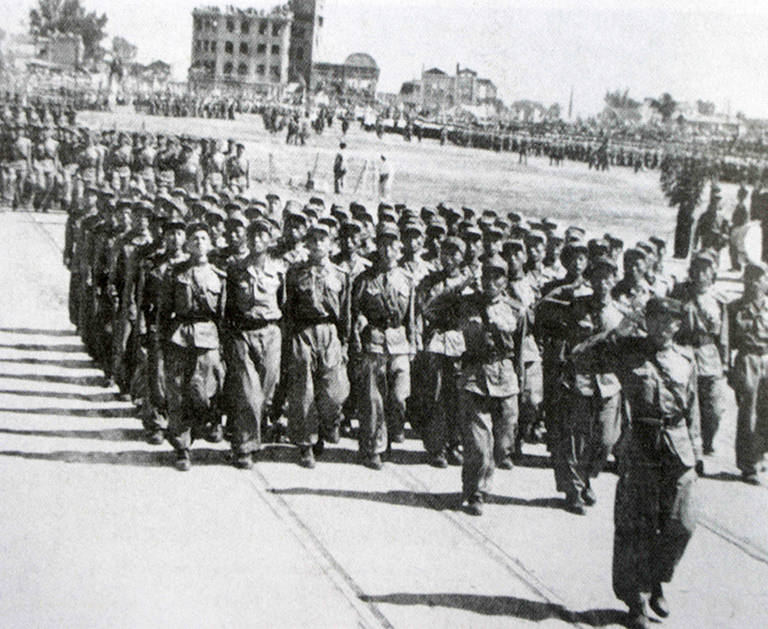 Sur la photo: un défilé militaire après la fin de la guerre. Juillet 1953.