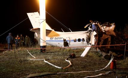 На фото: вид на самолет L-410, который упал сразу после взлета с аэродрома Мензелинского филиала АНО "Центральный аэроклуб Республики Татарстан ДОСААФ России"