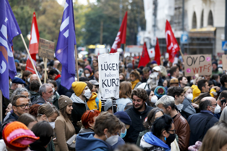 На фото: акция протеста против канцлера Австрии Себастьяна Курца у штаб-квартиры Народной партии в Вене, Австрия.