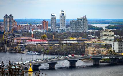 На фото: виды Киева, мост через Днепр.