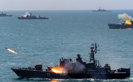 На фото: военно-морские учения НАТО в Черном море.