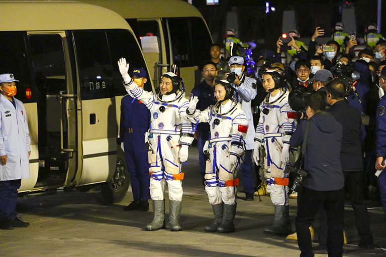 На фото (cлева направо): китайские астронавты Чжай Чжиган, Ван Япин и Е Гуанфу машут рукой перед отправлением в пилотируемую космическую миссию Шэньчжоу-13 в Центре запуска спутников Цзюцюань на северо-западе Китая, 15 октября 2021 года.