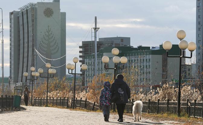 НА фото: горожане на набережной города Якутск