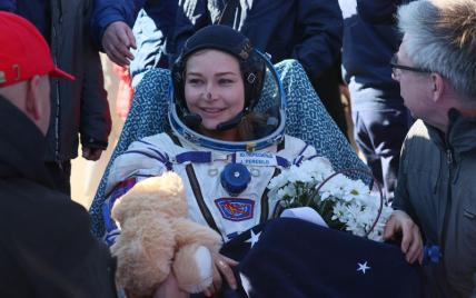 На фото: член съемочной группы фильма "Вызов" актриса Юлия Пересильд после посадки спускаемого аппарата транспортного пилотируемого корабля "Союз МС-18"