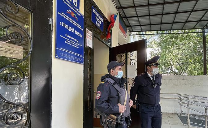 На фото: сотрудники полиции у входа в здание МБОУ "Лицей №51", где утром 11 октября 15-летний ученик ударил ножом одноклассника, Махачкала
