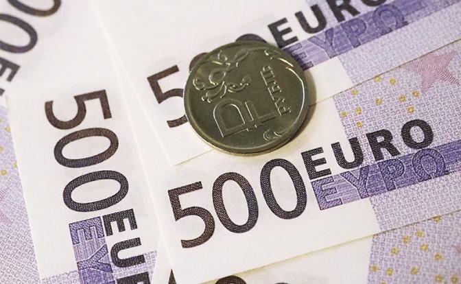 Курс валют сегодня: евро падает по отношению к рублю