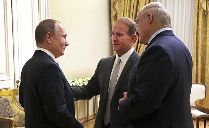На фото: президент России Владимир Путин, председатель политического совета украинской партии "Оппозиционная платформа – За жизнь" Виктор Медведчук и президент Белоруссии Александр Лукашенко (слева направо) во время встречи в Таврическом дворце, 2019 год.