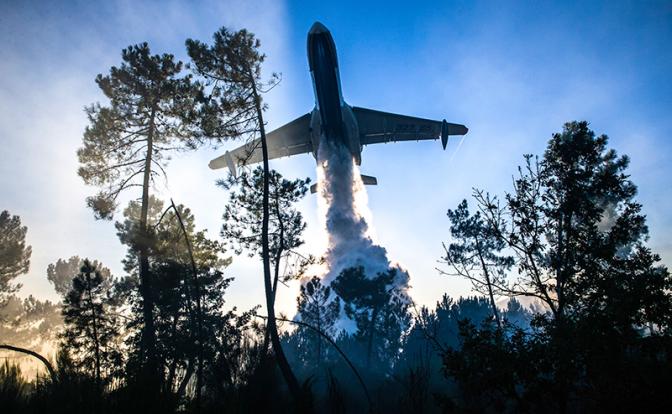 На фото: самолет МЧС РФ Бе-200ЧС