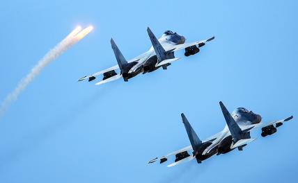 На фото: многоцелевой сверхманевренный истребитель Су-35 и многоцелевой истребитель Су-30