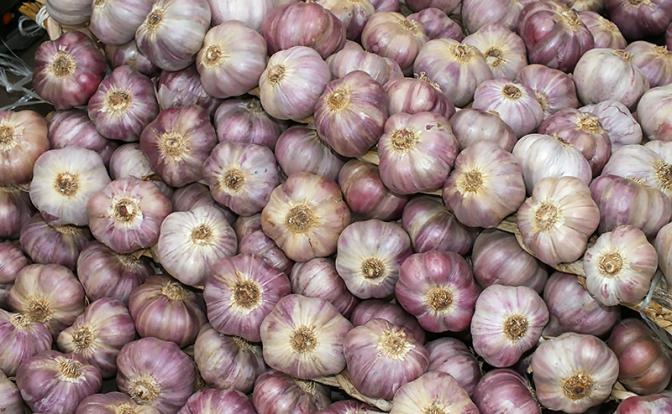 Врач сообщила, кому опасно есть чеснок