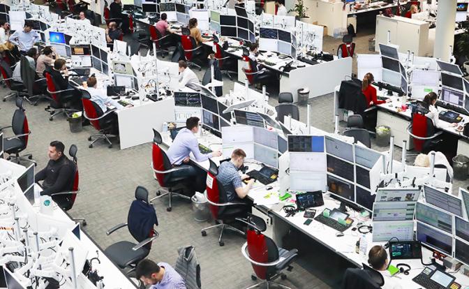 Мужчины ревнуют своих женщин к их коллегам чаще, чем женщины - мужчин