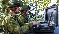 Генералы изучают карты: Минск от танков НАТО защитят военные базы России