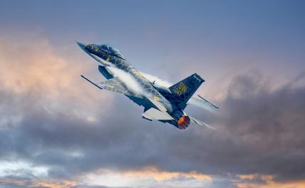 На фото: истребитель F-16