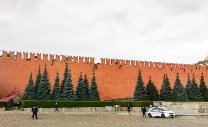 На фото: сильный ветер обрушил со стены Кремля строительные леса и один из зубцов.