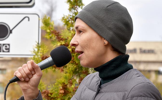 На фото: певица Юлия Чичерина во время выступления перед митингующими у штаб-квартиры ОБСЕ, расположенной в отеле Park Inn.