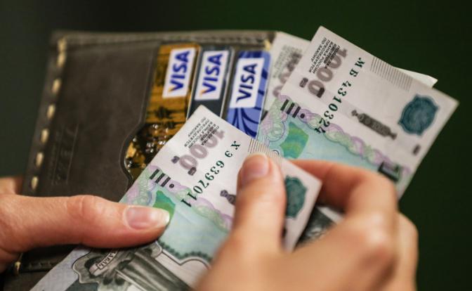 Стало известно, сколько денег за неделю тратит россиянин