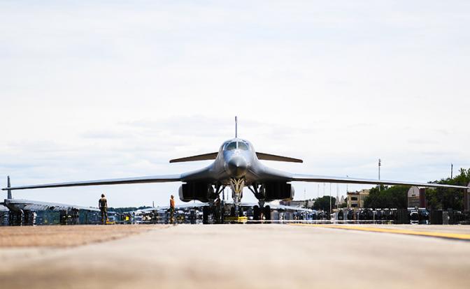 На фото: бомбардировщик B-1