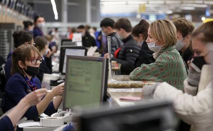 На фото: пассажиры у стоек регистрации в международном аэропорту Шереметьево