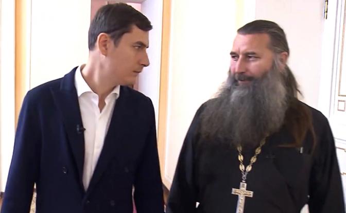 На фото (слева направо): Сергей Шаргунов и иерей Александр Тылькевич