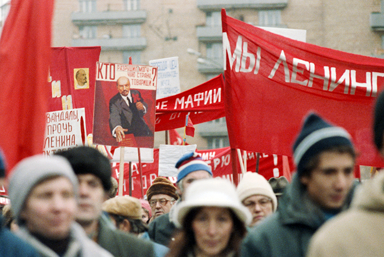 На фото: митинг на Октябрьской площади в Москве с требованием отставки М.С.Горбачева. 01 ноября 1991 года.
