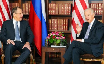 На фото (слева направо): глава МИД России Сергей Лавров и президент США Джо Байден (архивное фото)