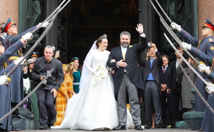 На фото: потомок династии Романовых Георгий Михайлович с гражданкой Италии Ребеккой Беттарини после церемонии церемонии венчания в Исаакиевском соборе, 1 октября 2021 года