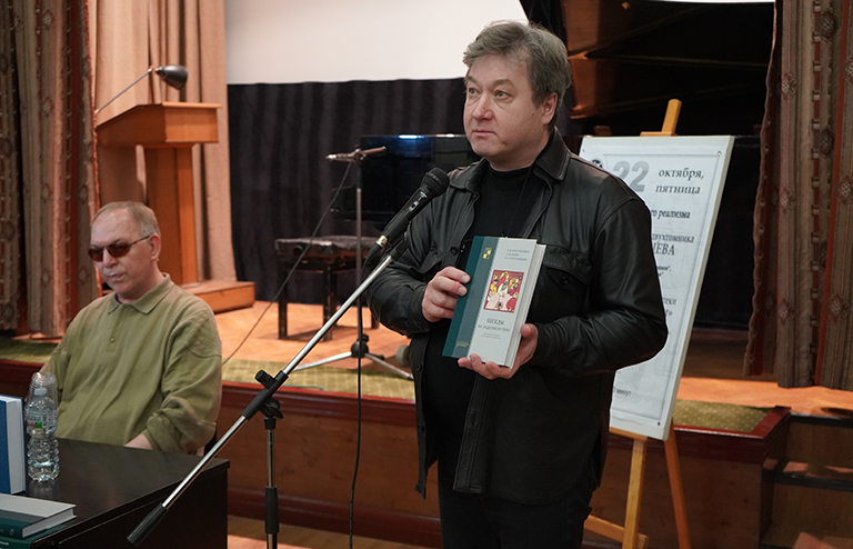 На фото: главред, директор журнала и издательства ОТЕЧЕСТВЕННЫЕ ЗАПИСКИ: Сергей Шулов, держит в руках первый том издательского проекта журнала.