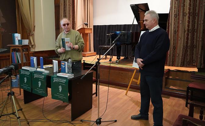 На фото: Александр Простокишин дарит председателю Клуба метафизичеческих реалистов ЦДЛ  Сергею Сибирцеву  первый том издательского проекта  журнала ОТЕЧЕЧЕСТВЕННЫЕ ЗАПИСКИ: "Беседы на предложенную тему",  в котором он главный главный автор.