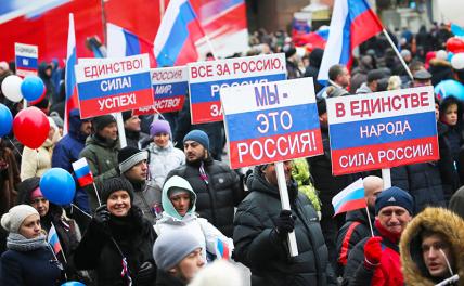 На фото: во время праздничного шествия в честь Дня народного единства на Тверской улице.