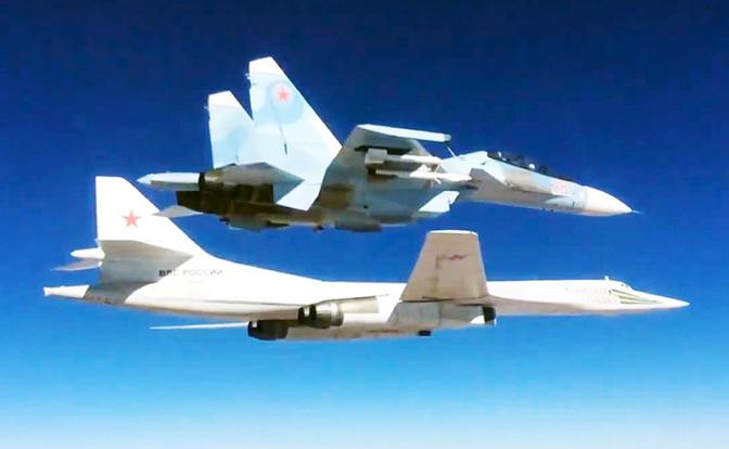 На фото: сопровождение истребителем Су-30СМ бомбардировщика-ракетоносца Ту-160 Дальней авиации Военно-космических сил России