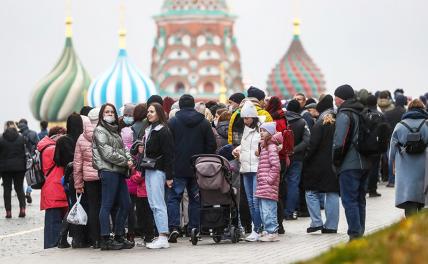 На фото: жители Москвы во время прогулки по Красной площади в День народного единства