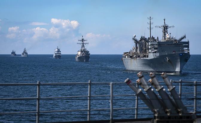 На фото (на переднем плане): командно-диспетчерский корабль класса Blue Ridge USS Mount Whitney (LCC 20)