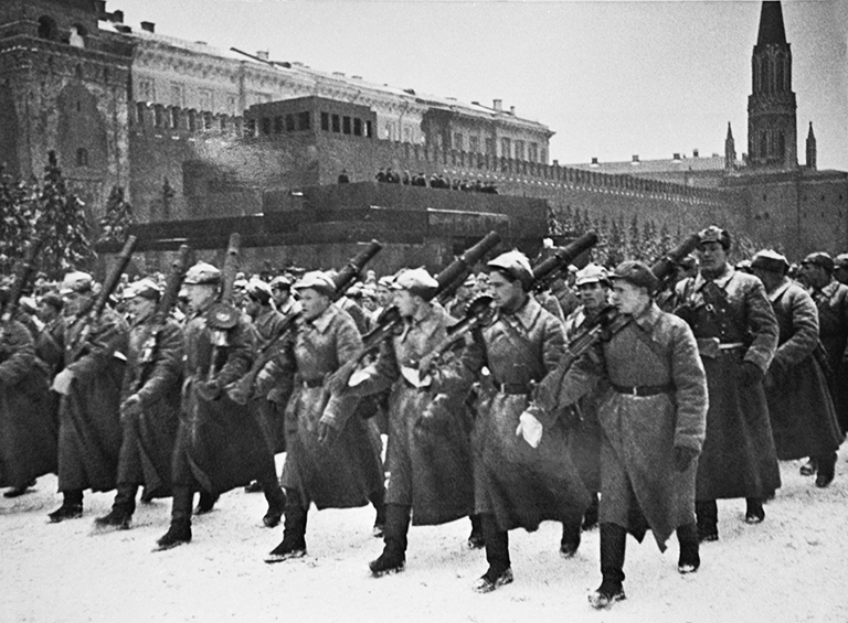  "Парад на Красной площади 7 ноября 1941 года" автора А. Устинова.