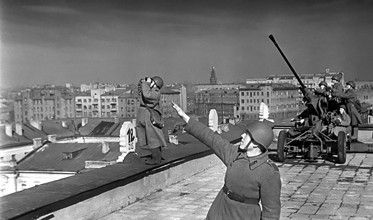 На фото: зенитный расчет на крыше концертного зала имени Чайковского во время охраны воздушного пространства столицы. 1941 год.