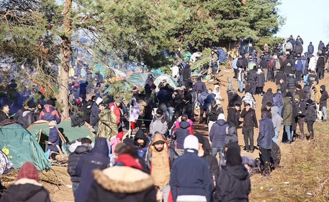 На фото: мигранты на белорусско-польской границе