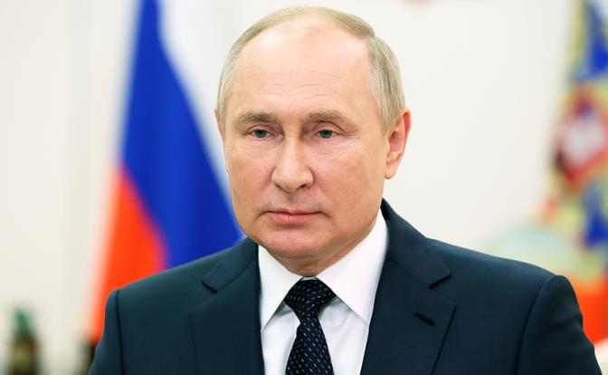 На фото: президент РФ Владимир Путин в Ново-Огарево во время поздравления личного состава и ветеранов органов внутренних дел РФ с профессиональным праздником.