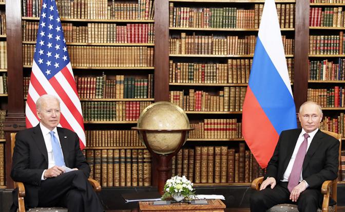 На фото: президент России Владимир Путин и президент США Джо Байден (справа налево)