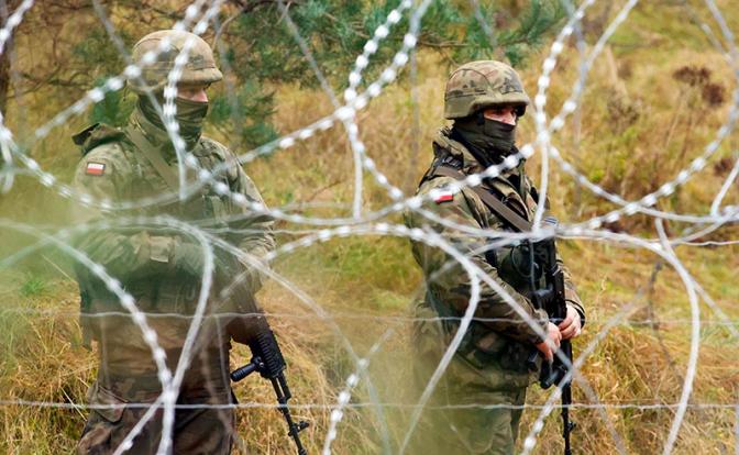 На фото: польские военнослужащие на белорусско-польской границе.